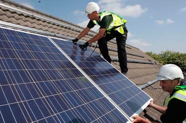 Modern bir villanın çatısına kurulmuş estetik güneş panelleri